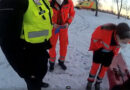 Rīgas pašvaldības policisti izglābj uz Daugavas ledus aizmigušu vīrieti