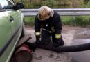 Nepareizi stāvēšanai novietota automašīna apgrūtina ugunsdzēsēju darbu