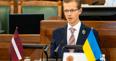 Saeima apstiprina deputāta mandātu Jurģim Klotiņam un Ilzei Stobovai