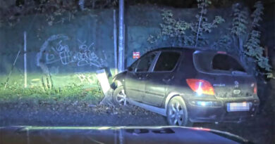 Čiekurkalnā autovadītājam nesekmīga bēgšana no policijas beidzas ar sasistu automašīnu