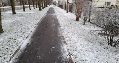 Atkalas laikā galvaspilsētas ietves un brauktuves apstrādā ar pretslīdes materiālu