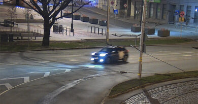 Autovadītājs vairāk nekā 2 promiļu reibumā iebrauc Akmens tilta margās un gandrīz izraisa sadursmi ar tramvaju Autovadītājs vairāk nekā 2 promiļu reibumā iebrauc Akmens tilta margās un gandrīz izraisa sadursmi ar tramvaju