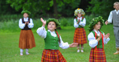 XIII Latvijas Skolu jaunatnes dziesmu un deju svētku dalībnieki savīsies kopīgā aktivitātē “Savīšanās ceļš” XIII Latvijas Skolu jaunatnes dziesmu un deju svētku dalībnieki savīsies kopīgā aktivitātē “Savīšanās ceļš”