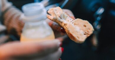 Vai tiešām spējam vienlaikus braukt pie stūres, ēst, dzert, rakstīt un runāt? Vai tiešām spējam vienlaikus braukt pie stūres, ēst, dzert, rakstīt un runāt?