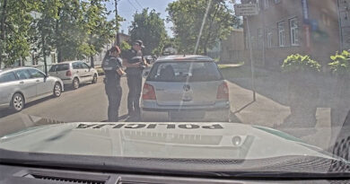 Policija Avotos aiztur autovadītāju bez tiesībām
