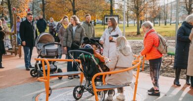 Ēbelmuižas parkā atklāts jauns rotaļu laukums