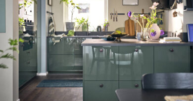 2026.gada interjera tendences: retro stila formas, mierpilnas krāsas un izteiksmīgi akcenti